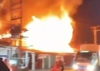 Sebuah rumah toko (ruko) dua lantai terbakar di Nagari Kudo-Kudo Inderapura, Kecamatan Pancung Soal, Kabupaten Pesisir Selatan, Sumatera Barat, pada Sabtu (25/7/2026) malam.