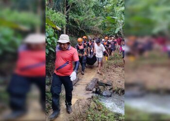 Tim gabungan mengevakuasi jenazah korban dari pinggir sungai di Nagari Kajai, Kecamatan Talamau, Pasaman Barat, pada Minggu (26/7/2026) petang. Foto: BPBD Pasaman Barat