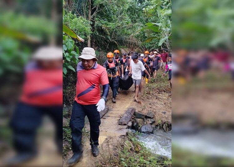 Tim gabungan mengevakuasi jenazah korban dari pinggir sungai di Nagari Kajai, Kecamatan Talamau, Pasaman Barat, pada Minggu (26/7/2026) petang. Foto: BPBD Pasaman Barat