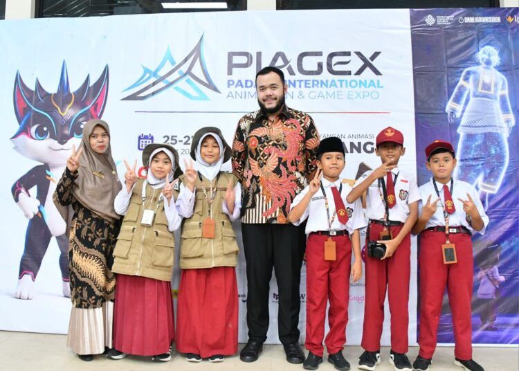 Wali Kota Padang, Fadly Amran, berfoto dengan anak-anak saat meninjau pelaksanaan Padang International Animation & Game Expo (PIAGEX) 2026 di Bagindo Aziz Chan Youth Center, Padang, pada Minggu (26/7/2026). Foto: Pemko Padang