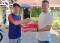 Jelang HUT RI ke-81, Ketua DPRD Sumbar Salurkan Bantuan Bendera Merah Putih kepada Warga Padang
