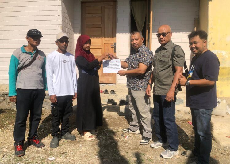 Perwakilan PT Semen Padang bersama Forum Pemberdayaan Masyarakat (FPM) Kelurahan Baringin menyerahkan rumah layak huni kepada keluarga Destimar Irawati di RT 01 RW 01, Kelurahan Baringin, Kecamatan Lubuk Kilangan, Kota Padang, pada Jumat (24/7/2026).  Foto: PT Semen Padang