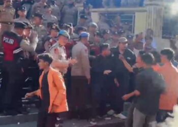 Buntut Kericuhan di Universitas Fort De Kock, Mahasiswa Gelar Aksi Bakar Ban di DPRD Bukittinggi
