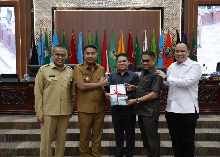 Wakil Gubernur Sumatera Barat Vasko Ruseimy menyampaikan Rancangan Perubahan KUPA-PPAS Tahun Anggaran 2026 dalam Rapat Paripurna DPRD Sumbar di Gedung DPRD Sumbar, Senin (27/7/2026).