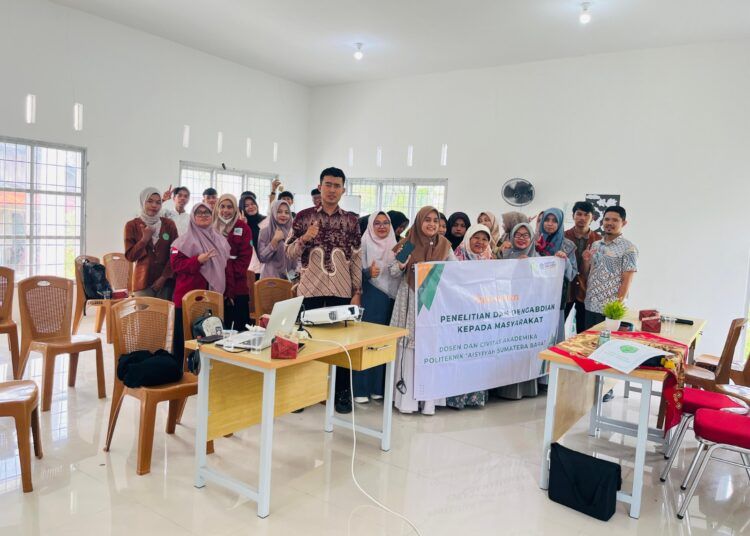 Dosen Program Studi D4 Keselamatan dan Kesehatan Kerja (K3) Politeknik 'Aisyiyah Sumatera Barat saat memberikan edukasi ergonomi kepada siswa SMK Pariwisata 'Aisyiyah.