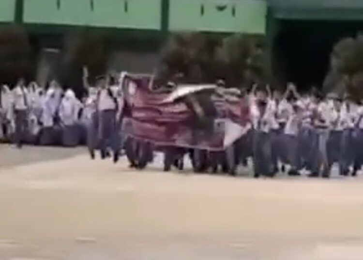 Sejumlah pelajar menggelar aksi demonstrasi di salah satu SMAN di Kabupaten Solok Selatan, Senin (27/7/2026). Mereka menuntut oknum guru olahraga yang diduga melakukan pelecehan terhadap siswa dicopot dari jabatannya. Foto: Tangkapan layar media sosial