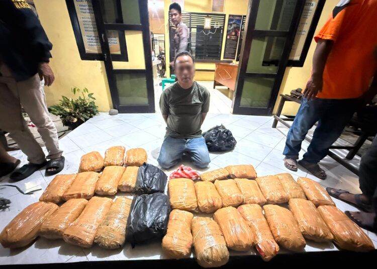 Polisi menangkap seorang pria di depan Markas Polsek Ranah Batahan, Pasaman Barat, pada Senin (27/7/2026) sekitar pukul 23.00 WIB karena membawa 30 kilogram (kg) ganja. Foto: Polres Ranah Batahan