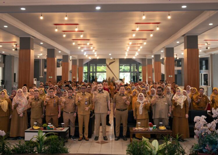 Wali Kota Padang Fadly Amran membuka Rapat Koordinasi dan Evaluasi Tindak Lanjut Hasil Pengawasan Bidang Pendidikan di Gedung Bagindo Aziz Chan Youth Center, Selasa (28/7/2026).