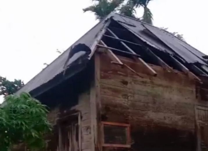 Satu unit rumah milik warga dilaporkan rusak setelah diterjang angin puting beliung di Jorong Batu Balantai, Nagari Canduang Koto Laweh, Kecamatan Canduang, Kabupaten Agam, Sumatera Barat, pada Rabu (30/7/2026) sore.