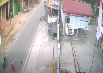 Dua motor terlibat kecelakaan di depan Kantor Wali Nagari Muaro Paneh, Kecamatan Bukit Sundi, Kabupaten Solok, Sumatera Barat, pada Rabu (29/7) sore. Foto: Tangkapan layar media sosial