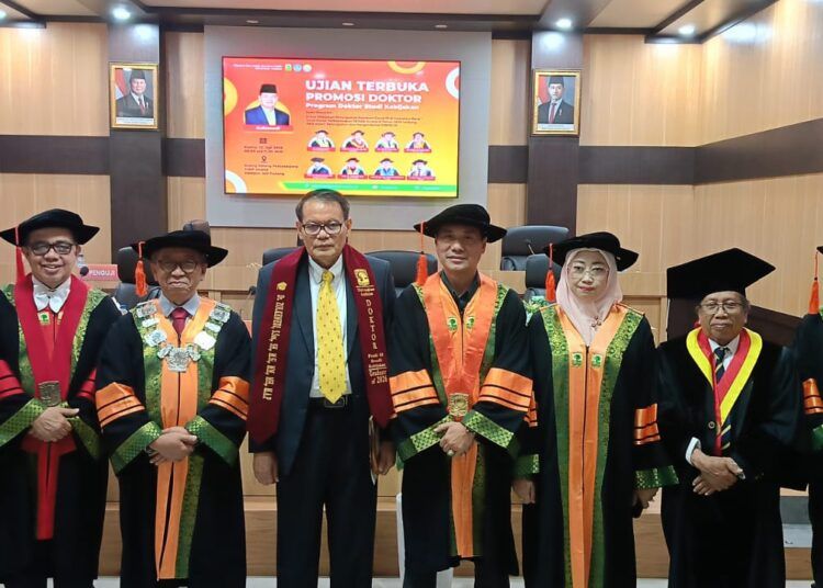 Zulkenedi Said berfoto bersama promotor, penguji usai dinyatakan lulus ujian terbuka Program Doktor Studi Kebijakan Pascasarjana FISIP Universitas Andalas dengan predikat sangat memuaskan di Kampus Unand, Kamis (30/7/2026).