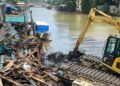 Dukung Selaju Sampan HJK Padang ke-357, Pemko Bongkar 4 Bangkai Kapal di Batang Arau