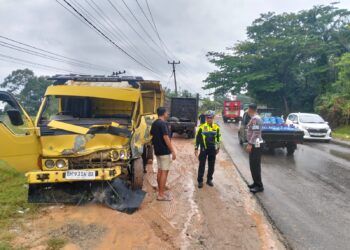 Dua truk Mitsubishi bertabrakan di Jalan Lintas Sumatera, Jorong Sialang, Nagari Gunung Selasih, Kecamatan Pulau Punjung, Kabupaten Dharmasraya, Kamis (30/7/2026) sekitar pukul 09.00 WIB.