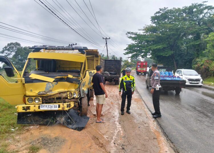 Dua truk Mitsubishi bertabrakan di Jalan Lintas Sumatera, Jorong Sialang, Nagari Gunung Selasih, Kecamatan Pulau Punjung, Kabupaten Dharmasraya, Kamis (30/7/2026) sekitar pukul 09.00 WIB.