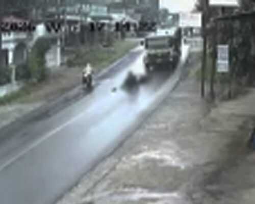 Terekam CCTV, Detik-Detik Pemotor Terpeleset di Jalan Basah hingga Terlindas Truk Fuso di Solok