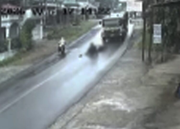 Rekaman CCTV memperlihatkan detik-detik kecelakaan maut di Jalan Raya bawah SMPN 2 Gunung Talang, Kabupaten Solok, Rabu (29/7/2026) sekitar pukul 17.15 WIB.
