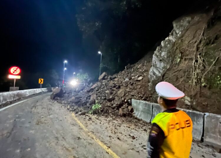 longsor menutup sebagian badan Jalan Padang–Bukittinggi di KM 66 dekat Jembatan Kembar, Padang Panjang, Kamis (30/7/2026) malam