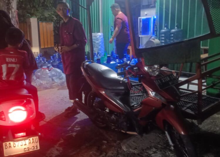 Warga mengantre membeli air di depot isi ulang di kawasan Jati, Kecamatan Padang Timur, Kota Padang, Kamis (30/7/2026)