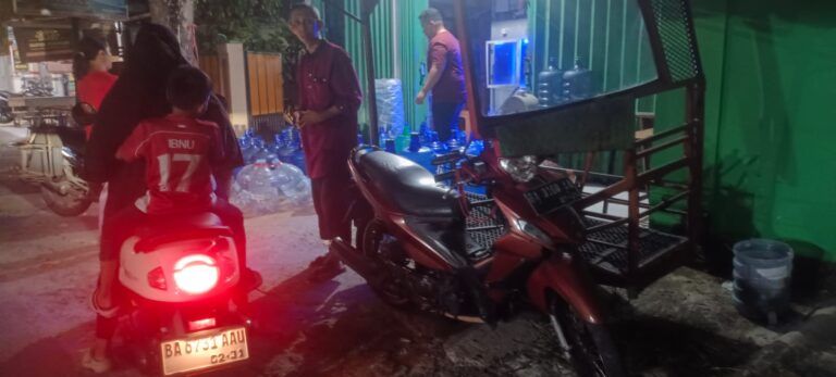 Air PDAM Mati, Warga di Padang Serbu Depot Isi Ulang untuk Penuhi Kebutuhan Sehari-hari