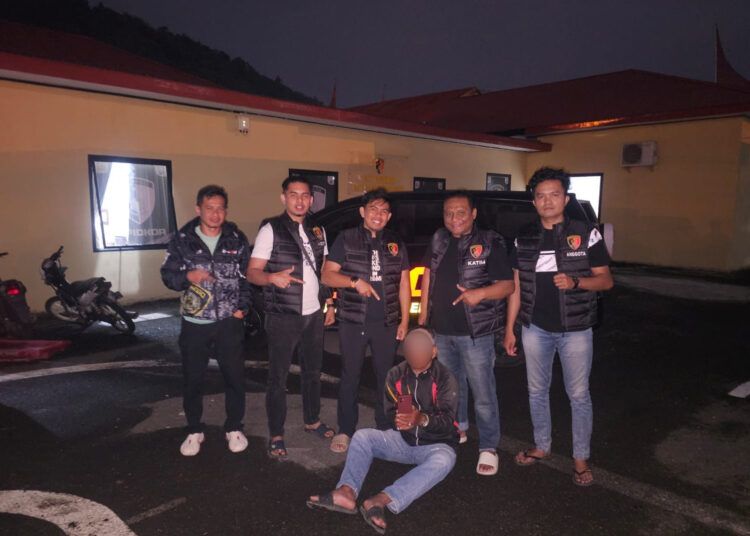 Polisi menangkap pria pencuri ponsel di Nagari Paninjauan, Kabupaten Tanah Datar, Sumatera Barat, pada Rabu (29/7/2027) sekitar pukul 21.45 WIB. Foto: Polres Padang Panjang