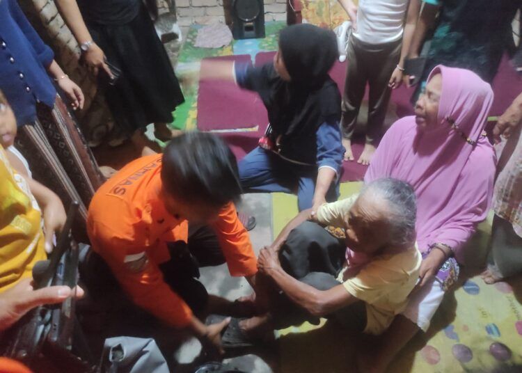 Tim SAR gabungan mengevakuasi Jarana (98), warga Nagari Kampung Tangah, Kecamatan Lubuk Basung, Kabupaten Agam, yang ditemukan selamat setelah sempat dilaporkan hilang saat mencari paku dan lidi sawit di ladang.