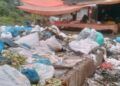 Sampah Menggunung di Pasar Simpang Empat Pasaman Barat, Pedagang Keluhkan Lambatnya Pengangkutan