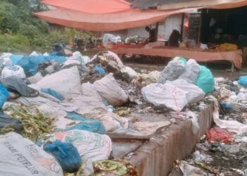 Sampah Menggunung di Pasar Simpang Empat Pasaman Barat, Pedagang Keluhkan Lambatnya Pengangkutan