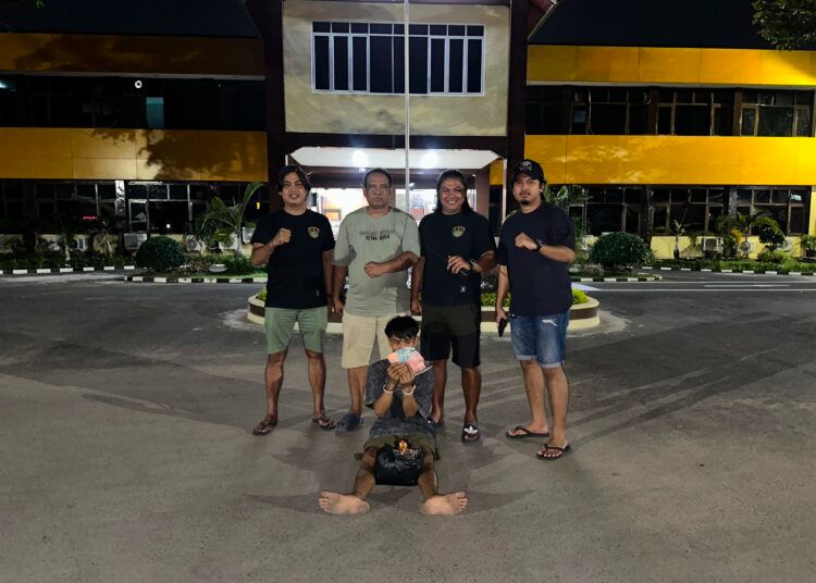 RM (27), pria yang diduga mencuri uang tunai Rp15 juta milik kakak kandungnya di kawasan Bungo Pasang, Kecamatan Koto Tangah, Kota Padang, diamankan Tim Klewang Satreskrim Polresta Padang