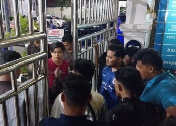Mahasiswa UIN Imam Bonjol sekaligus aktivis aliansi OKP Sumbar Menggugat, Fadil Ramadhan, keluar dari Gedung Kejati Sumbar pada Minggu (12/7/2026) malam setelah diinterogasi sejak siang. Foto: Mengki Kurniawan/Sumbarkita