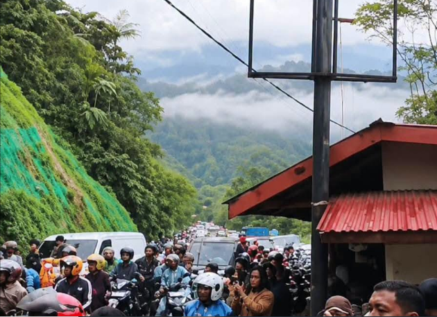 Kondisi kemacetan di Lembah Anai usai tanah longsor menimbun badan jalan pada Rabu (29/7/2026) sore. Foto: Ist