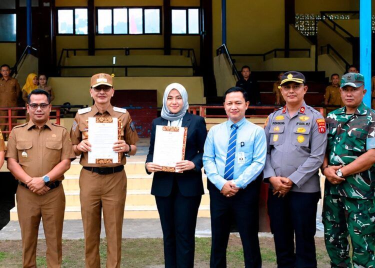 PT Bank Nagari menandatangani nota kesepahaman (MoU) dengan Pemerintah Kabupaten (Pemkab) Pesisir Selatan terkait dengan penyediaan layanan pembiayaan Kredit Pemilikan Rumah Fasilitas Likuiditas Pembiayaan Perumahan (KPR FLPP) pada Senin (20/7/2026). Foto: Bank Nagari