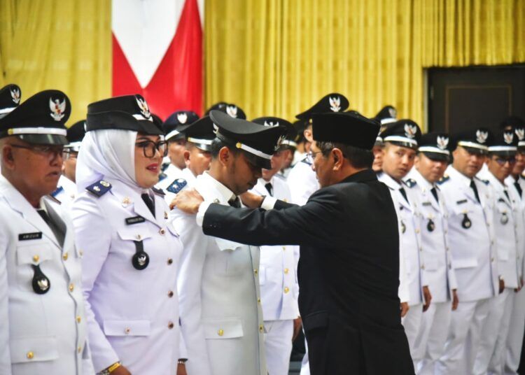 Bupati Padang Pariaman, John Kenedy Azis, melantik dan mengambil sumpah jabatan 73 Wali Nagari hasil Pemilihan Wali Nagari (Pilwana) Serentak 2026 di Hall IKK Parit Malintang, Rabu (26/8/2026).