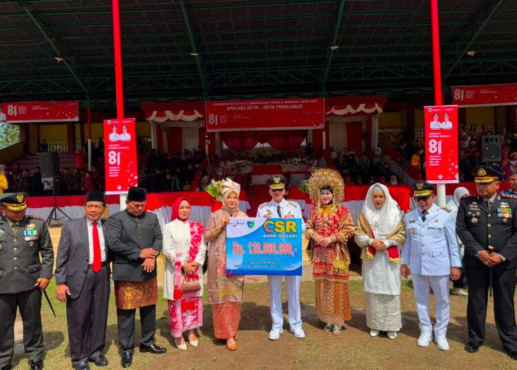 Bank Nagari menyalurkan bantuan Corporate Social Responsibility (CSR) bidang pendidikan senilai Rp120 juta seusai upacara peringatan HUT ke-81 RI di GOR H. Ilyas Yakub, Rawang Painan, Senin (17/8/2026).
