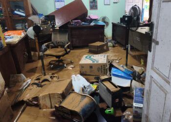 Banjir Lumpuhkan SMPN 41 Padang, KBM Diliburkan usai 14 Ruang Kelas Terendam dan Puluhan Meja Hanyut