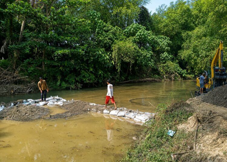 Rehabilitasi Bendung Daerah Irigasi (DI) Ampek Jirek di Korong Sikilie, Nagari Lurah Ampalu, Kecamatan VII Koto Sungai Sarik, Padang Pariaman, tengah berlangsung.