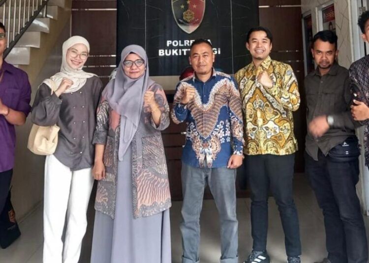 Pengacara Erit Rovendra, dosen Universitas Fort De Kock, dan korban berfoto di Markas Polresta Bukittinggi beberapa waktu yang lalu setelah membuat laporan, Foto: Dokumentasi pribadi