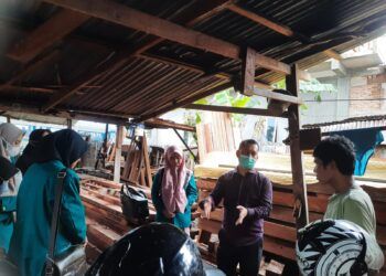 Dosen Poltekkes Kemenkes Padang Edukasi Pekerja Perabot Kurao Pagang soal Pentingnya APD