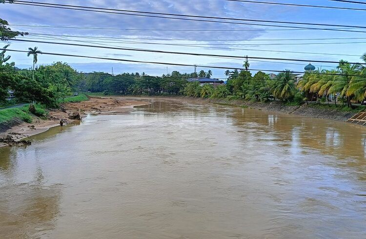 Penyempitan sungai di Padang akibat sedimentasi material lumpur dan pasir yang terbawa dari hulu.