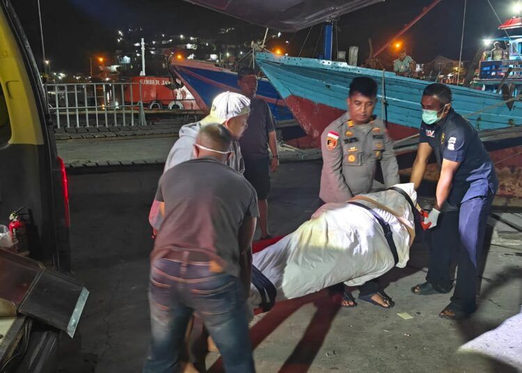 Polisi mengevakuasi jenazah turis Australia yang tewas saat menyelam di perairan depan Karang Majat, Kecamatan Siberut Barat Daya, Kabupaten Kepulauan Mentawai, Sumatera Barat (Sumbar), pada Kamis (30/7/2026) siang. Foto: Polres Mentawai