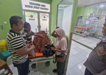 Seorang petani tewas setelah disambar petir di sawahnya di Pandam, Jorong Pasar Durian, Nagari Manggopoh, Kecamatan Lubuk Basung, Agam, Sumatera Barat (Sumbar), pada Sabtu (1/8/2026) sekitar pukul 13.00 WIB. Jenazahnya dibawa ke RSUD Lubuk Basung. Foto: Polsek Lubuk Basung