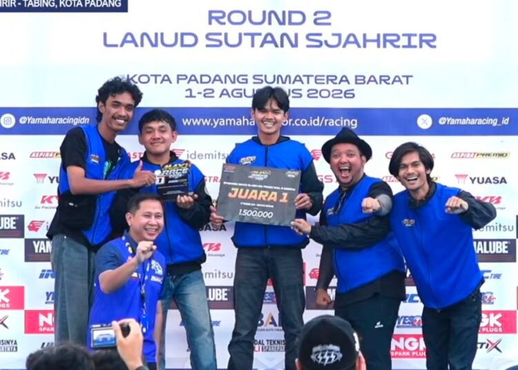 Jurnalis Sumbarkita, Mengki Kurniawan, menunjukkan trofi usai meraih dua gelar juara pada kategori Yamalube Turbo Matic Drag Battle (YTMDB) 10 – Dynamic MAXI COT dalam ajang Yamaha Cup Race (YCR) 2026 Seri 2 di Sirkuit Non-Permanen Lanud Sutan Sjahrir, Tabing, Padang, Sabtu (1/8/2026)