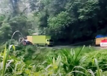 Sejumlah mobil mengalami kecelakaan beruntun di Lurah Barangin, Kecamatan Bonjol, Pasaman, pada Minggu (2/8/2026) sekitar pukul 17.20 WIB. Akibat peristiwa itu, sebuah truk masuk jurang, sebuah mobil remuk di bagian depan, dan seorang korban tergeletak di tengah jalan.
