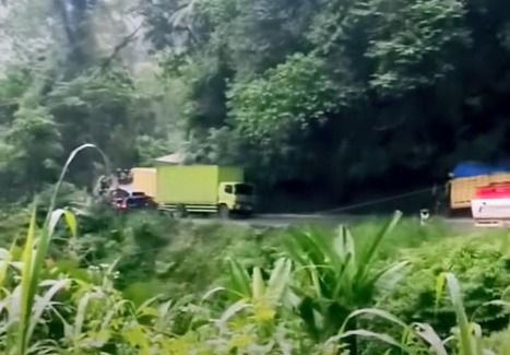 VIDEO: Kecelakaan Beruntun di Lurah Barangin Pasaman, Truk Ditabrak Truk, lalu Masuk Jurang