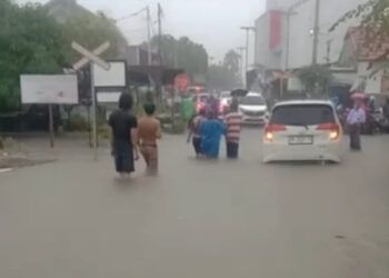Pagar Belakang Basko City Mall Padang Roboh Diterjang Banjir