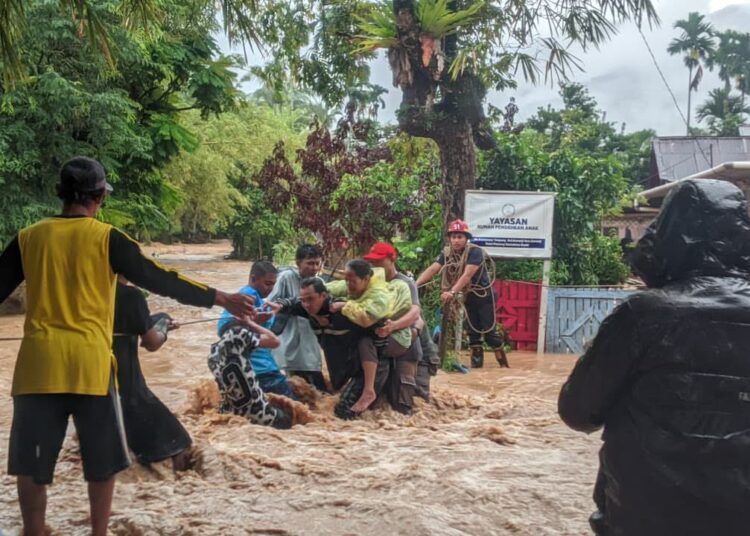 Petugas BPBD bersama aparat kecamatan mengevakuasi warga terdampak banjir di salah satu kawasan di Kota Padang, Senin (3/8/2026)
