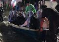 Terjebak Banjir di Sekolah, Sejumlah Pelajar di Padang Dievakuasi dengan Perahu