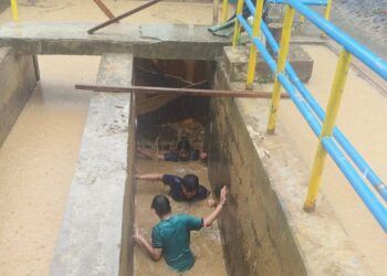 Luapan sungai membawa kayu, lumpur, dan sampah yang menyumbat intake Perumda Air Minum Kota Padang. Akibatnya, operasional pengolahan air bersih terhenti sementara sejak Senin (3/8/2026).
