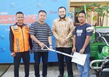Anggota DPRD Padang Iswanto Kwara Salurkan 5 Bentor Pengangkut Sampah di Padang Barat