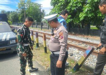 Polisi mendatangi lokasi korban tertabrak kereta api di KM 12/700, tepatnya di depan Bundaran Universitas Negeri Padang (UNP), Kelurahan Air Tawar Timur, Kecamatan Padang Utara, Kota Padang, pada Selasa (4/8/2026) siang. Foto: Polsek Padang Utara