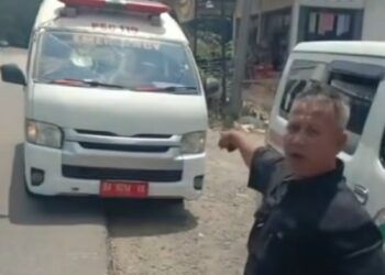 Ambulans Bawa Pasien dari Dharmasraya Dilempari Batu di Padang Panjang, Kaca Pecah
